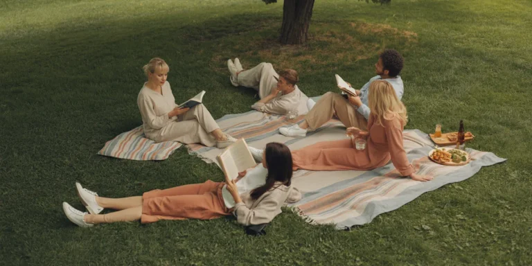 The Complete Guide to Outdoor Comfort: How to Do a Park Picnic That Lasts All Afternoon (4–8 People)